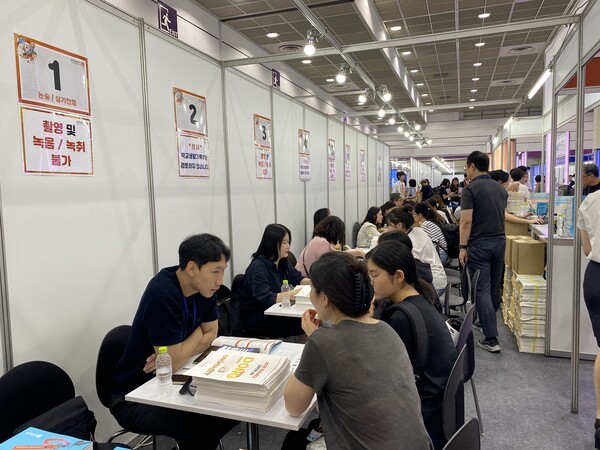 대입 상담을 받는 방문객들