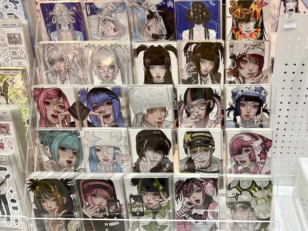 작가 KANGKONO 굿즈 사진=조하연 기자