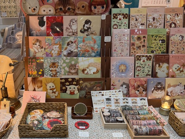 ICEHONGSI 아트샵 굿즈 사진=조하연 기자