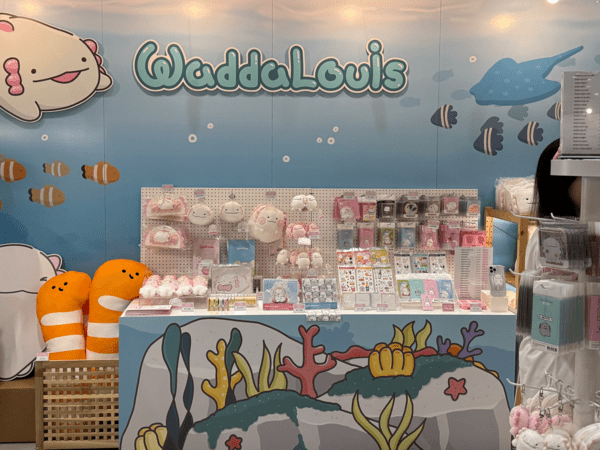 WaddaLouis 굿즈 사진=조하연 기자