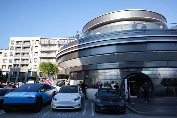 미국 LA에 처음 개점한 테슬라 식당 겸 휴게소 '다이너'.  사진=AFP, 연합뉴스