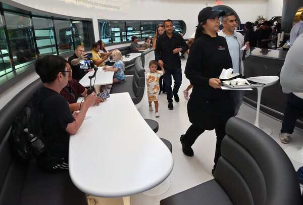 21일 개점한 테슬라 '다이너' 내부.  사진=UPI, 연합뉴스