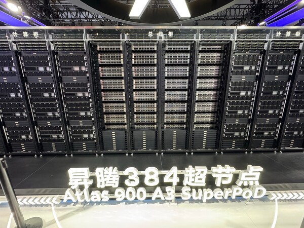 화웨이가 공개한 AI용 하드웨어 '성텅 384 슈퍼팟'  사진=연합뉴스