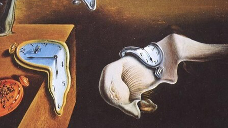 왼쪽 시계 위 파리와, 오른쪽의 속눈썹이 두드러진 사람 얼굴 형상