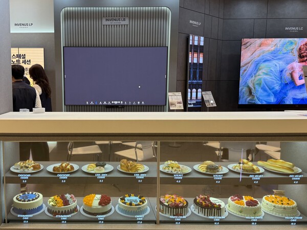 바이서치코리아 투명 OLED 모니터 사진=조하연 기자