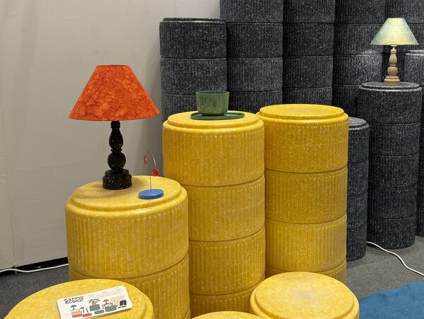 로우리트 콜렉티브 폐플라스틱 뚜껑 의자 사진=조하연 기자