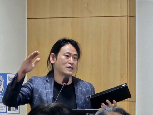 AI 반도체 레니게이드를 들고 있는 백준호 퓨리오사AI 대표  사진=연합뉴스