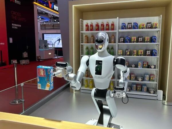 판매 시연을 하고 있는 갤봇  사진=GALBOT 제공