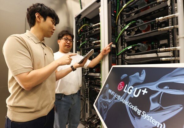 LG유플러스 평촌2센터에서 직접칩냉각 방식을 테스트하고 있는 직원들  사진=LG유플러스 제공, 연합뉴스