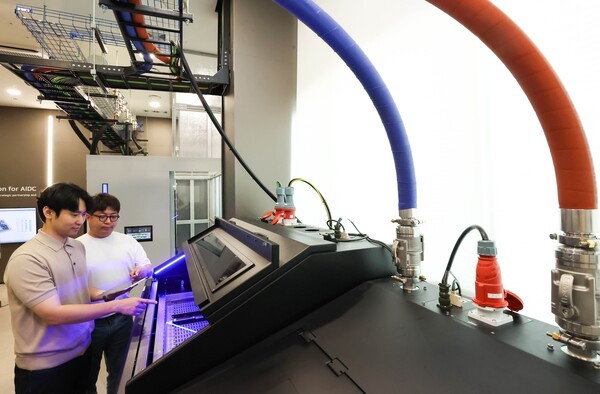 LG유플러스 평촌2센터 PoC 액침냉각기  사진=LG유플러스 제공, 연합뉴스