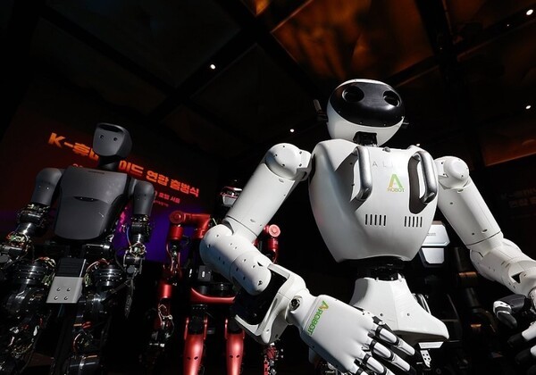 지난 4월 서울 중구 플라자호텔에서 열린 K-휴머노이드 연합 출범식에 에이로봇, 레이보우로보틱스, 로브로스, 블루로빈의 휴머노이드 로봇이 전시돼있다.  사진=연합뉴스