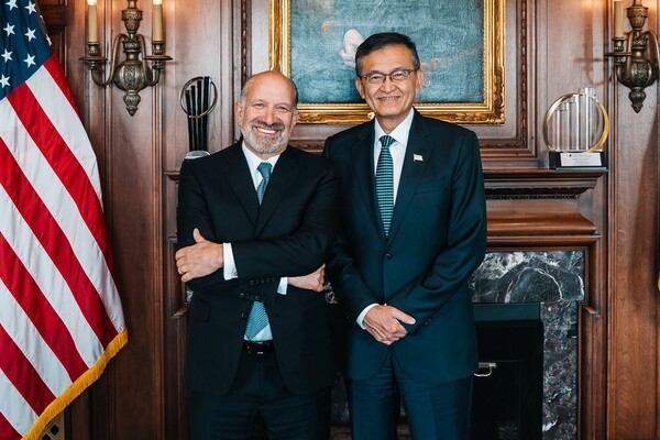 러트닉 상무장관과 탄 인텔 CEO  사진=연합뉴스