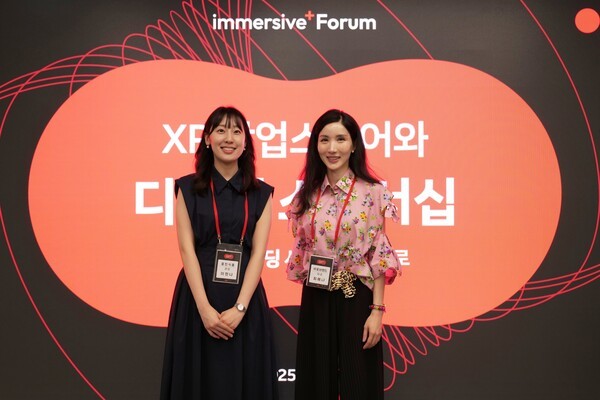 (왼쪽부터) 이한나 웅진식품 과장과 최예나 비포브랜드 대표가 기념 촬영을 하고 있다.  사진=올림플래닛 