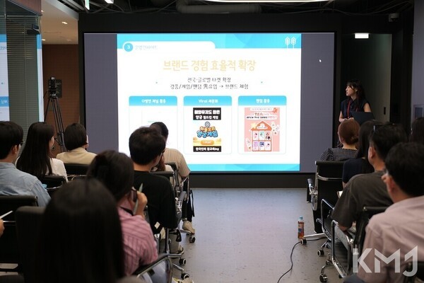 이한나 웅진식품 과장이 '하늘보리 XR 팝업스토어'를 소개하고 있다. 사진=올림플래닛