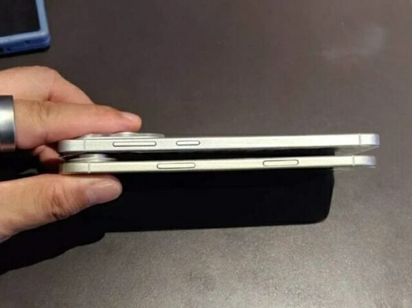 아이폰17 에어 모형(아래)과 갤럭시S25 엣지(위)의 두께 비교  사진=Cid