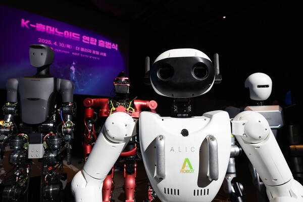 K-휴머노이드 연합 출범식에 전시된 에이로봇, 레이보우로보틱스, 로브로스, 블루로빈의 휴머노이드 로봇.  사진=연합뉴스