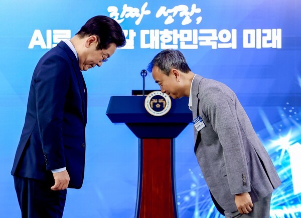 AI 전략위원회 출범식, 임문영 부위원장과 인사하는 이재명 대통령.  사진=연합뉴스