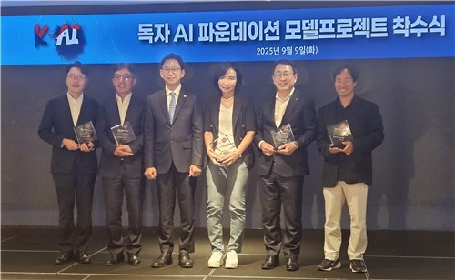 독자 AI 파운데이션 모델 프로젝트 착수식에 참석한 5개 컨소시엄 대표.  사진=연합뉴스