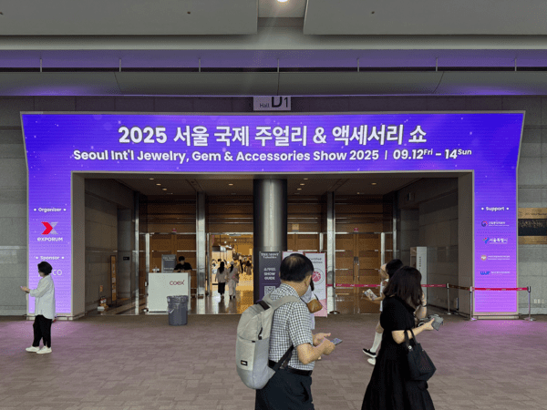 2025 서울 국제 주얼리 & 액세서리 쇼 입구 사진=이하 KMJ