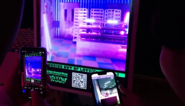 QR코드로 오프라인 현장에서 온라인 팝업에 실시간 접속하는 팬들_올림플래닛 제공