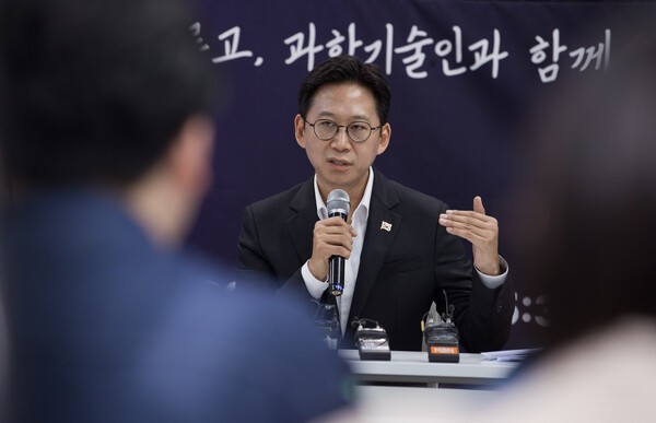 기자간담회 하는 배경훈 과기정통부 장관.  사진=과기정통부 제공