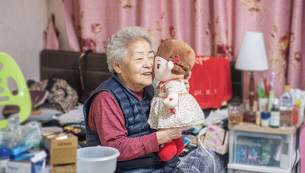 효돌과 교감하고 있는 할머니의 모습.  사진=효돌