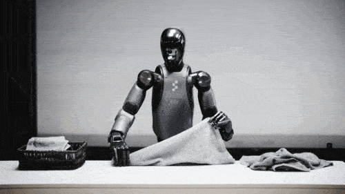 빨래를 개는 피규어02의 시연 모습  이미지=피규어AI