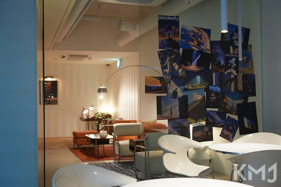 전형적인 프랜차이즈 카페와 달리 다양한 공간 인테리어