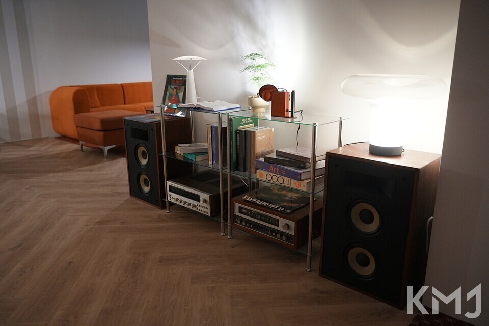 대형 카페가 아니라 개인 카페에 가까운 실내