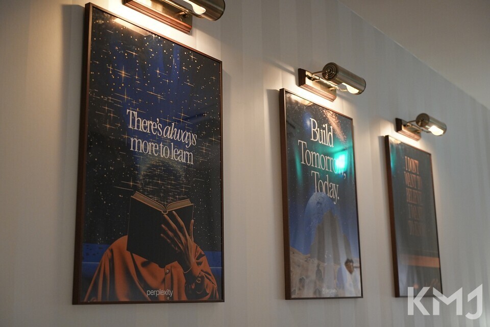 퍼플렉시티 답게 지적인 자극을 주는 인테리어 소품들