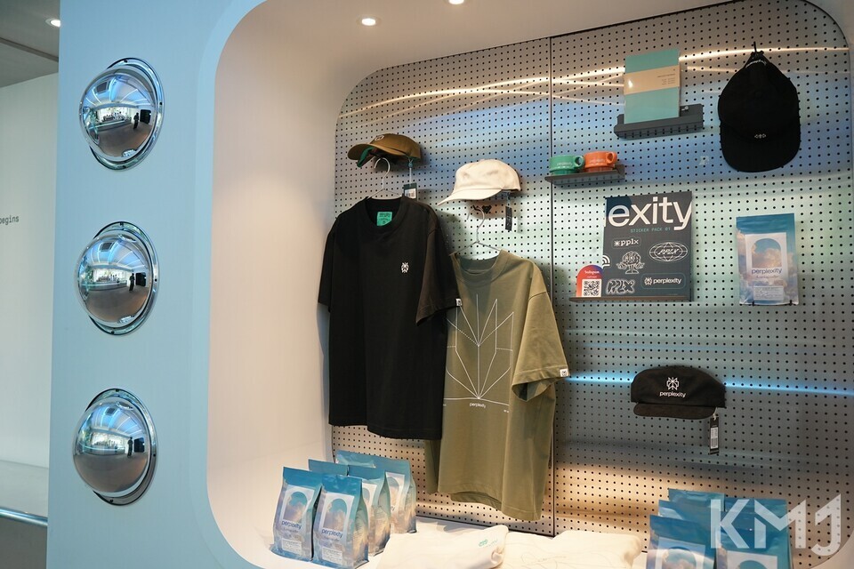 퍼플렉시티 모자와 티셔츠, 원두 등 굿즈도 판매한다