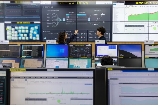  경기도 과천시 KT 네트워크 관제센터에서 KT 직원들이 정보보안 현황을 모니터링하고 있다.