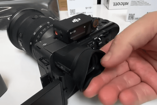 간단한 마이크에도 사용하지 못하는 EVF   [사진] Chris Brockhurst 