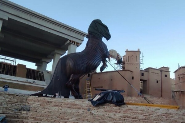 '오디세이' 촬영장, 실제 크기의 목마가 보인다   [사진] TMZ