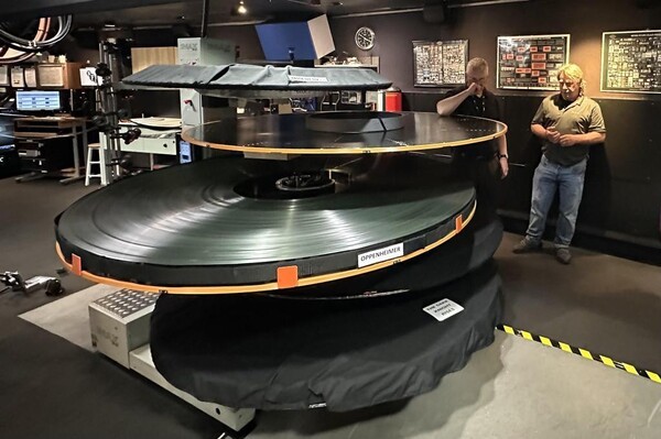 '오펜하이머' IMAX 필름의 압도적인 크기 