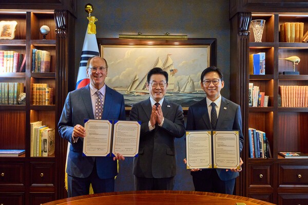 정부가 세계 최대 자산운용사 블랙록과 AI 산업 글로벌 협력을 위한 MOU 체결했다. 완쪽부터 래리 핑크 세계경제포럼(WEF) 의장 겸 블랙록 회장, 배경훈 과학기술정보통신부 장관 사진=연합뉴스