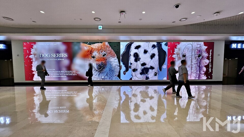 파노라믹 디지털 사이니지가 지나가는 사람들의 시선을 사로 잡는다 (이하 사진 = 권상민 기자)