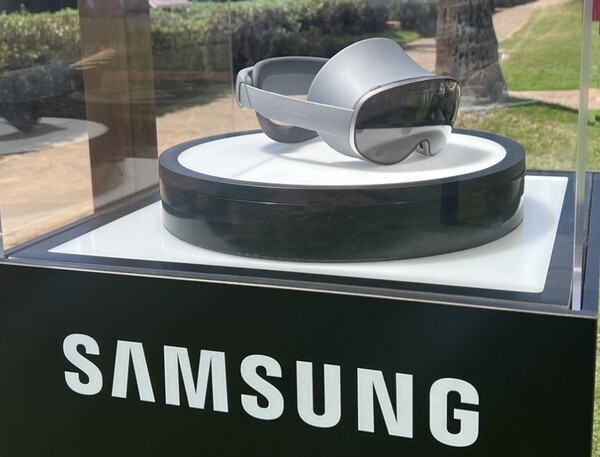 퀄컴 스냅드래곤 서밋 2025 행사장에 전시된 프로젝트 무한 XR 헤드셋.  사진=공동취재단