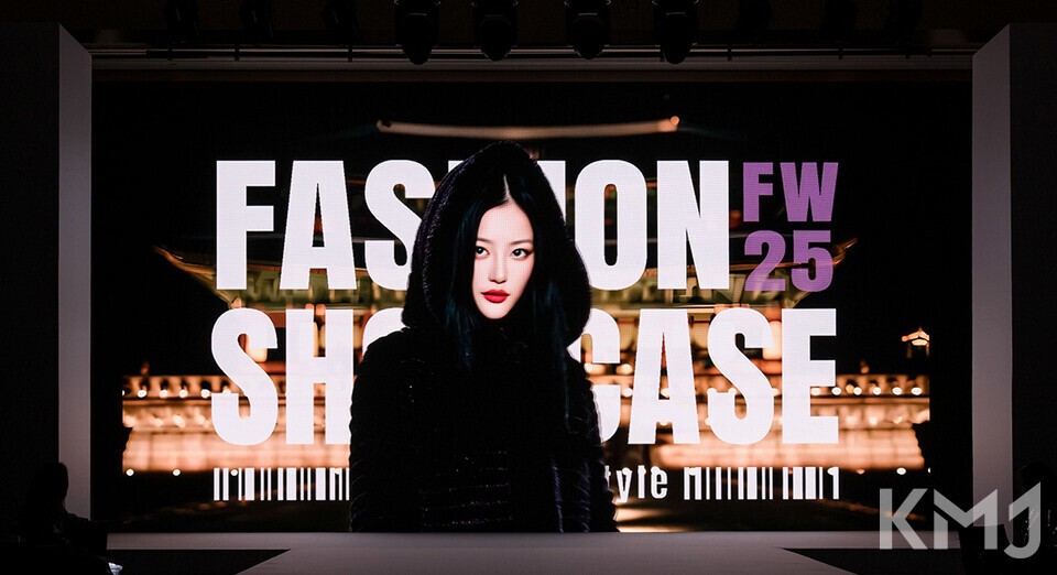 KT알파 쇼핑 25FW패션 쇼케이스 현장에서 AI가상 모델이 쇼케이스 하는 모습 (KT알파 쇼핑 제공)