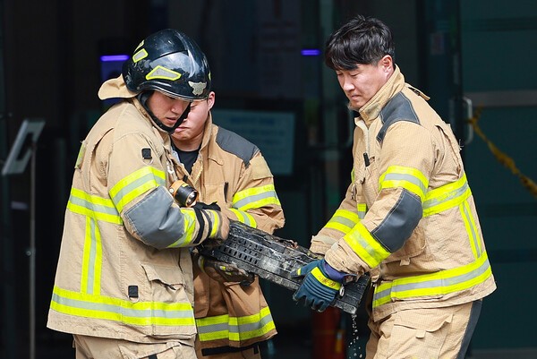 국가정보자원관리원에서 소방대원이 불에 탄 배터리를 옮기고 있다.  사진=연합뉴스