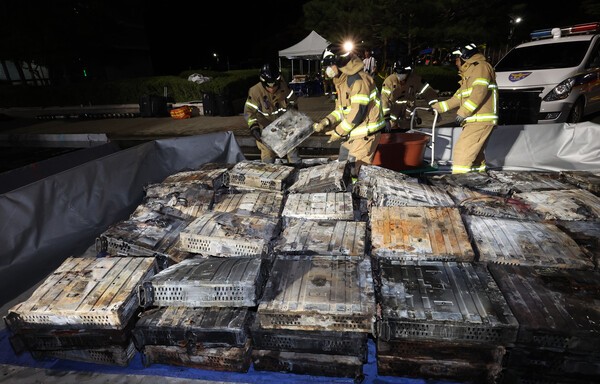  대전 유성구 국가정보자원관리원 화재 현장에서 소방대원들이 불에 탄 리튬이온 배터리를 소화수조로 옮기고 있다. 사진=연합뉴스