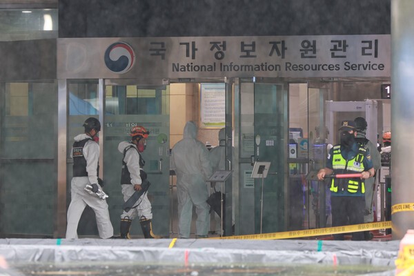 28일 대전 유성구 국가정보자원관리원 화재 현장에서 합동감식을 위해 소방, 경찰, 국립과학수사연구원 관계자들이 이동하고 있다.  사진=연합뉴스