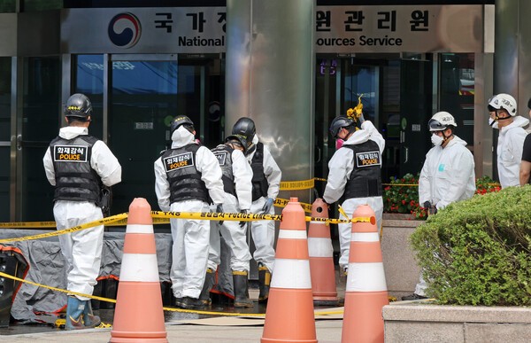 29일 오전 대전 유성구 국가정보자원관리원(국정자원) 화재 현장에서 경찰 관계자들이 불이 붙었던 무정전·전원 장치(UPS)용 리튬이온배터리 상태를 확인하고 있다. 사진=연합뉴스