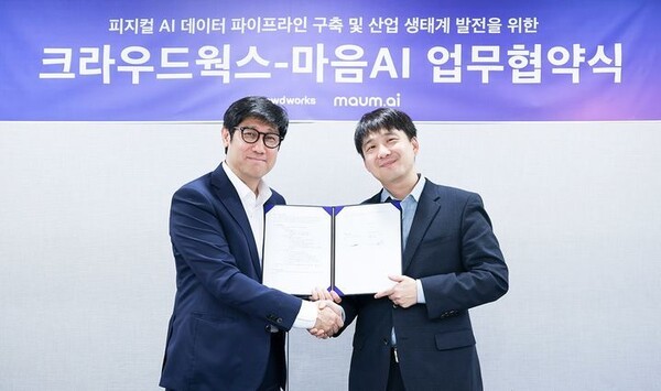 (왼쪽부터)김우승 크라우드웍스 대표와 최홍섭 마음AI 대표가 업무협약식에서 손을 맞잡았다.  사진=크라우드웍스