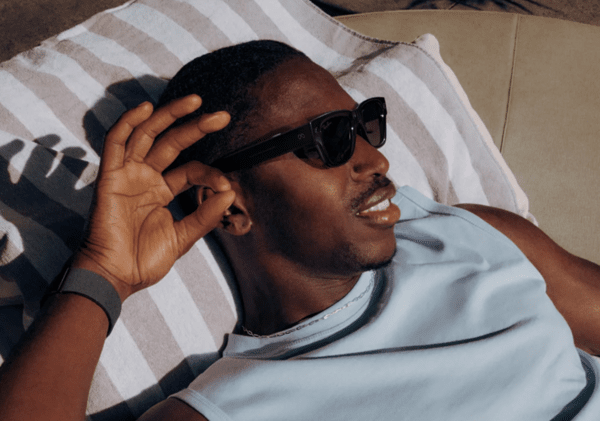 메타-레이밴 디스플레이 (출처: 메타 https://www.meta.com/kr/ai-glasses/meta-ray-ban-display/)