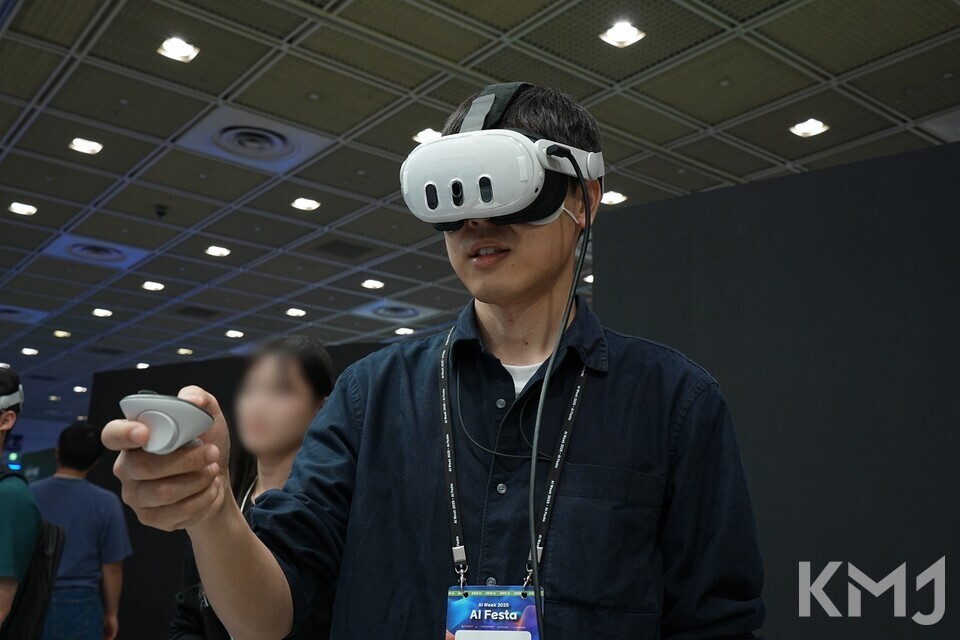 생각보다 현실적인 가상현실에 놀라는 기자