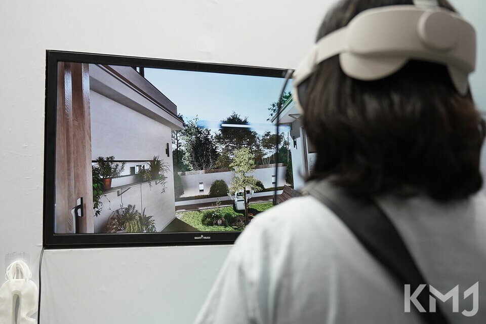 올림플래닛 HMD를 체험 중인 관람객