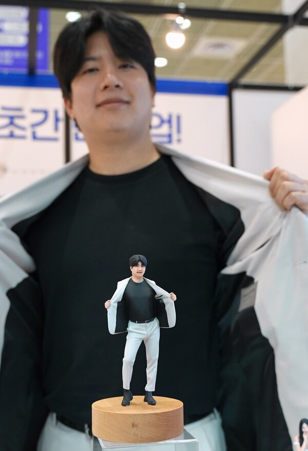 본인으로 제작된 피규어와 동일한 포즈를 선보이는 김승배 팀장.  [사진 = 선종호 기자]