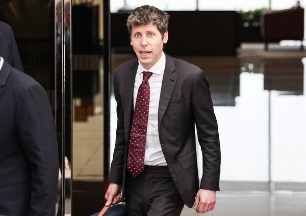 오픈AI의 샘 올트먼 최고경영자(CEO)가 1일 서울 강서구 서울김포비즈니스항공센터(SGBAC)를 통해 방한하고 있다.  사진=공동취재단, 연합뉴스