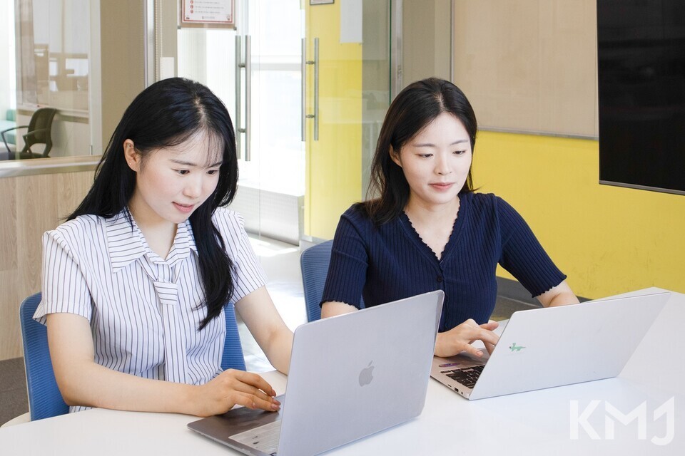 작업 중인 안예은 , 강다빈 감독 